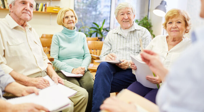 Gruppe Senioren mit Psychotherapeutin in einem Gesprächskreis im Altenheim