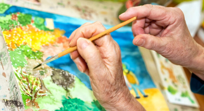 HŠnde einer Seniorin beim Malen und Zeichnen